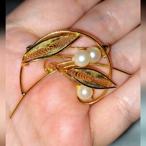Vintage Goldtone and Pearl Brooch EUC